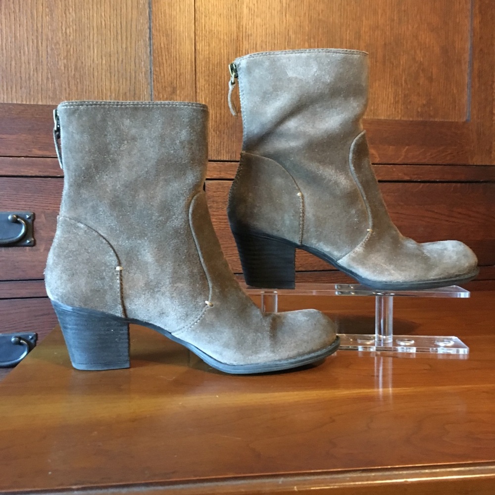 Crown Vintage tan/light brown suede ankle boots.